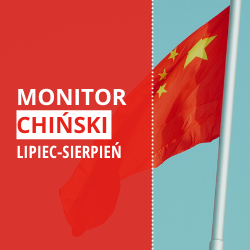 Tekst "Monitor Chiński lipiec-sierpień" na czerwonym tle, a obok flaga Chin