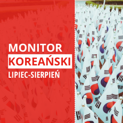 Tekst "Monitor Chiński lipiec-sierpień" na czerwonym tle, a obok flaga Chin