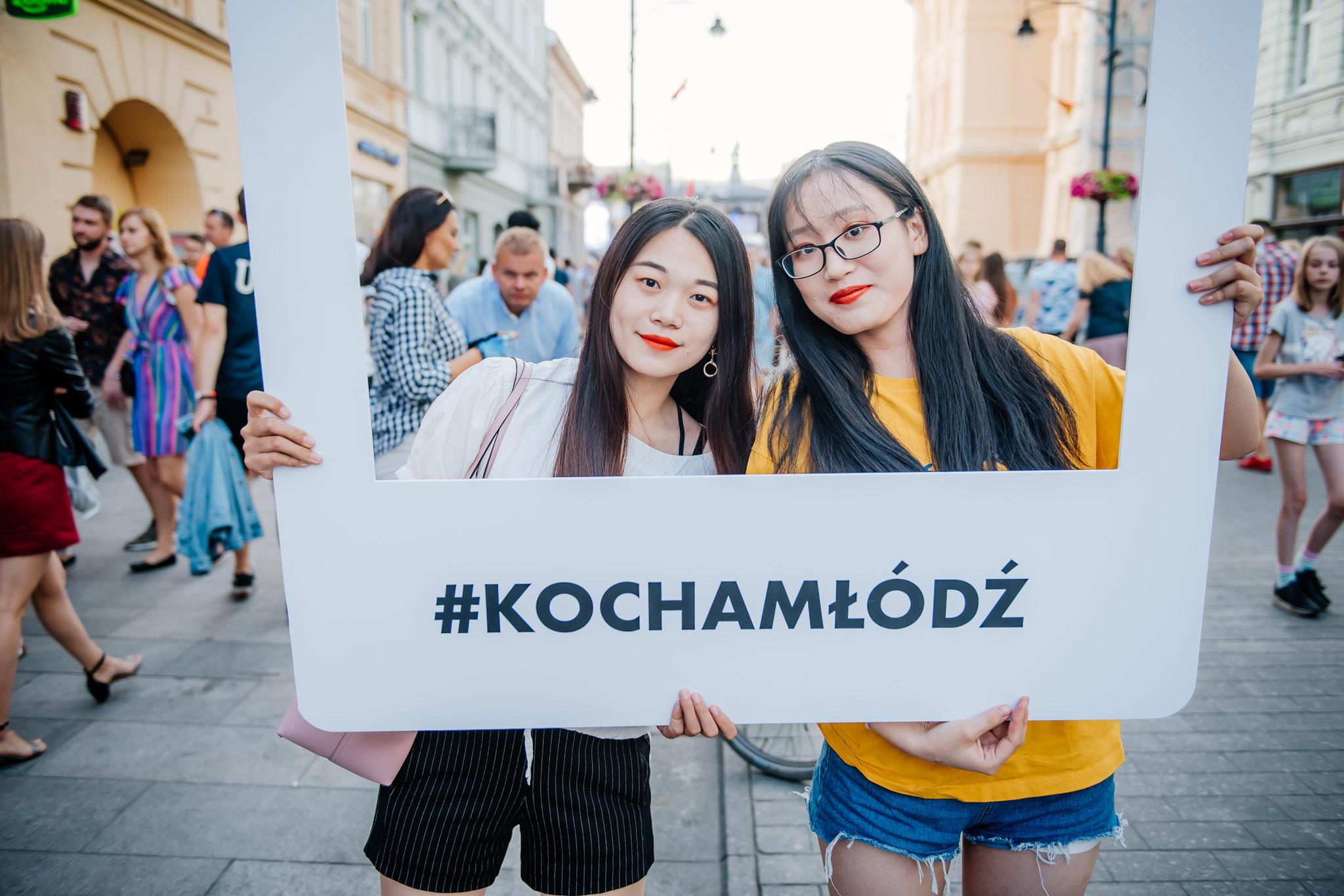 Studentki z Chin na ulicy Piotrkowskiej w Łodzi/Chinese students at Piotrkowska Street in Łódź