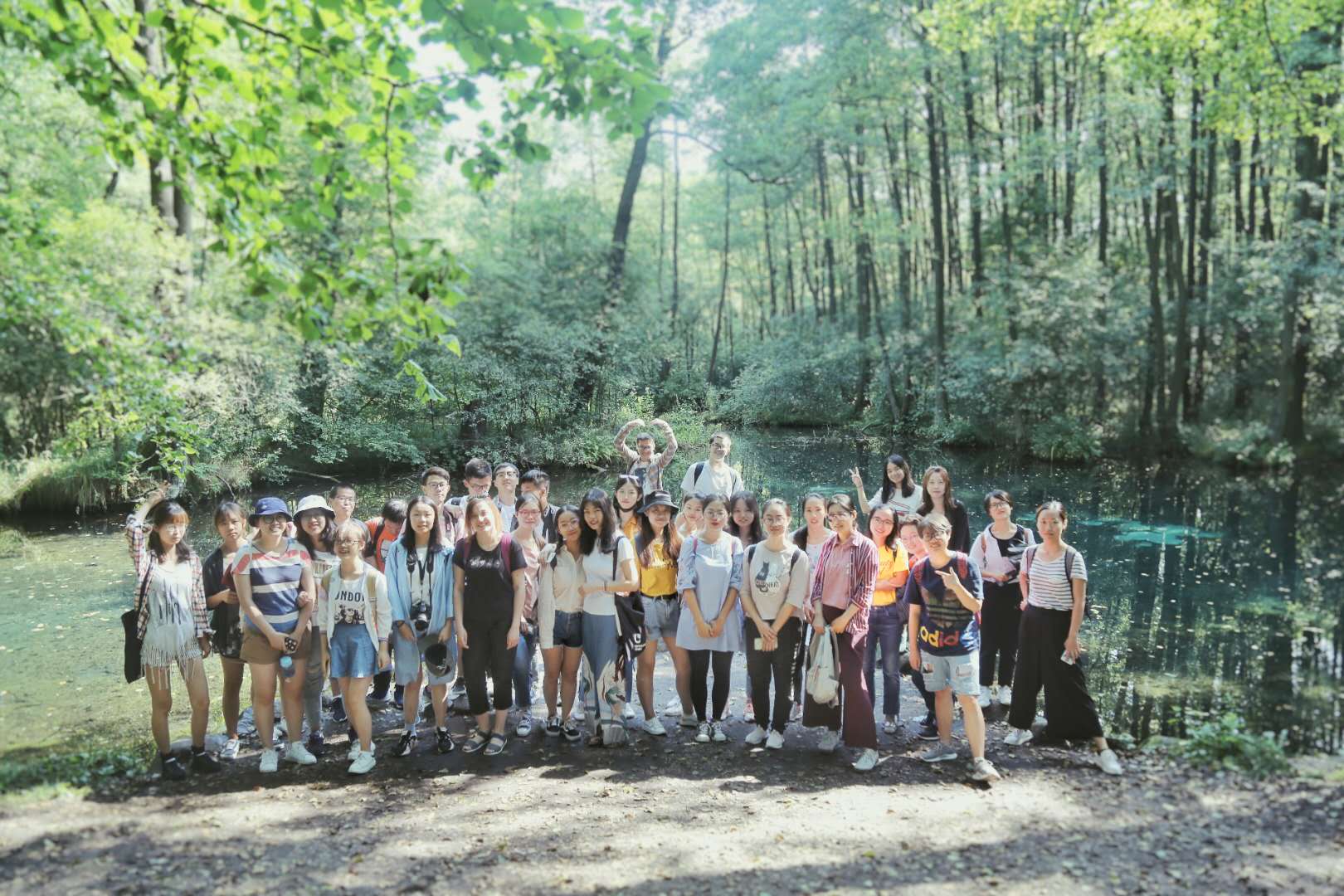 Studenci z Chin na wycieczce w lesie podczas szkoły letniej/Chinese students on a trip in the woods during summer school