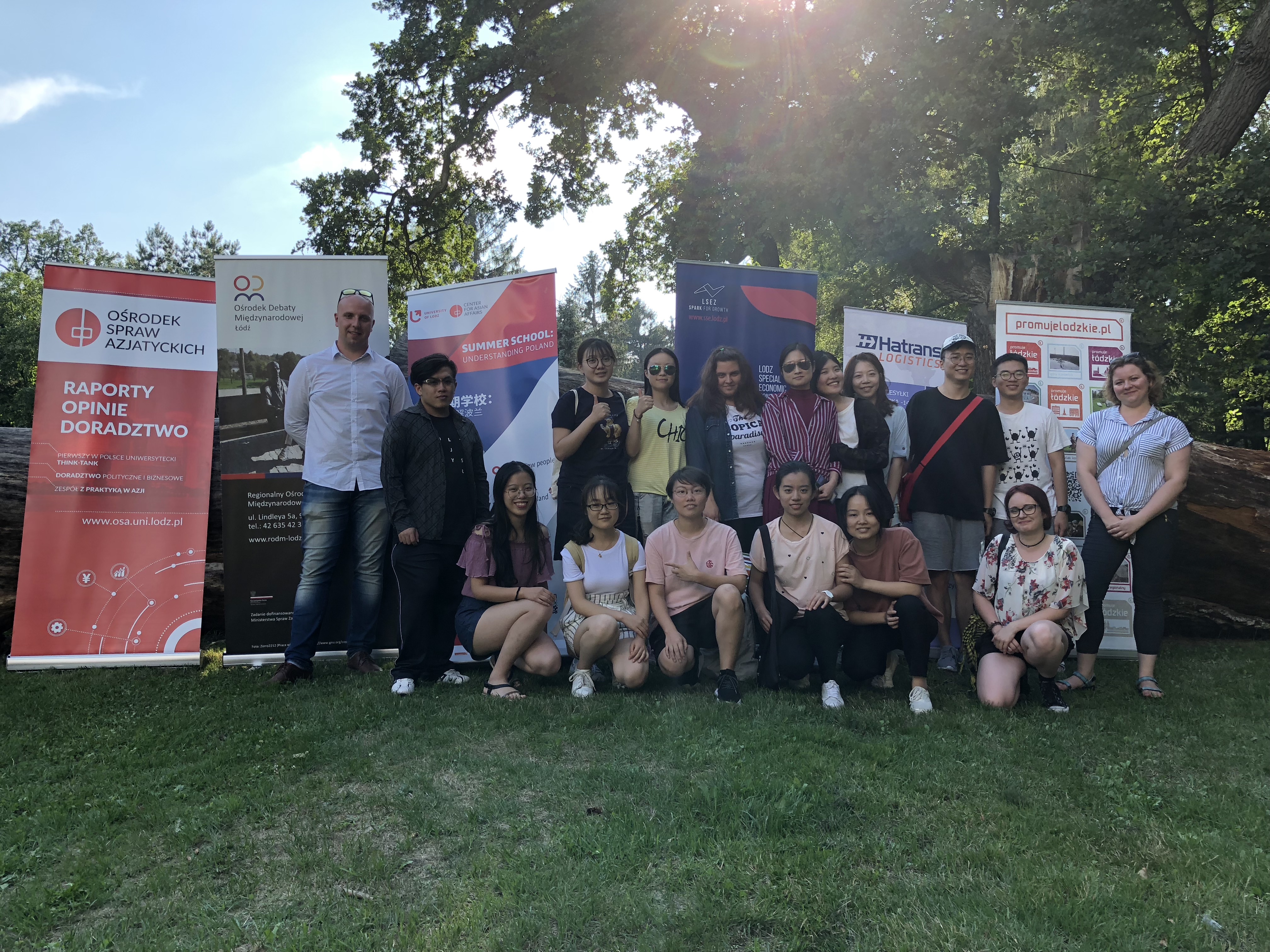 Uczniowe z Chin i Polski podczas szkoły letniej w parku/Students from China and Poland during summer school in the park