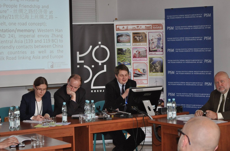 Dominik Mierzejewski z Zakładu Azji Wschodniej prezentuje wyniki swoich badań podczas konferencji naukowej LEAM 2014/Dominik Mierzejewski from the Department of East Asia presents the results of his research during the LEAM 2014 scientific conference