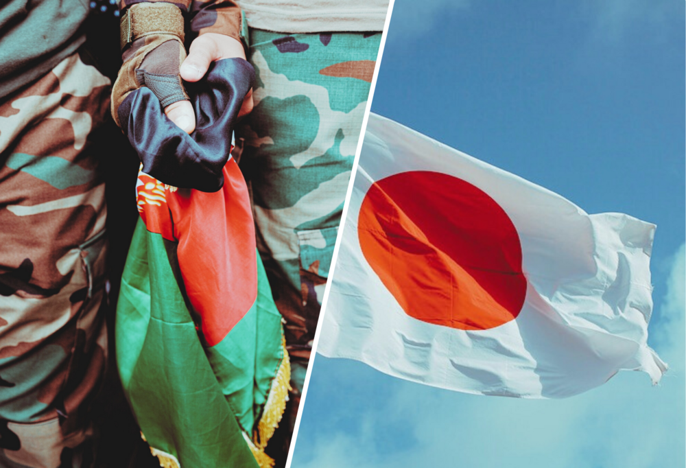 Afgańska flaga trzymana przez żołnierzy po lewej stronie i japońska flaga na tle niebieskiego nieba po prawej