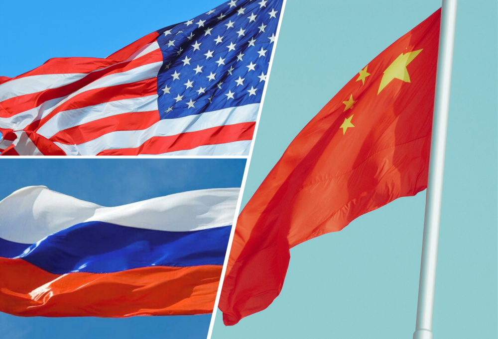 W lewym górnym rogu flaga Stanów Zjednoczonych, w lewym dolnym rogu flaga Rosji, a po prawej stronie flaga Chin/The flag of the United States in the upper left, the Russian flag in the lower left, and the Chinese flag on the right