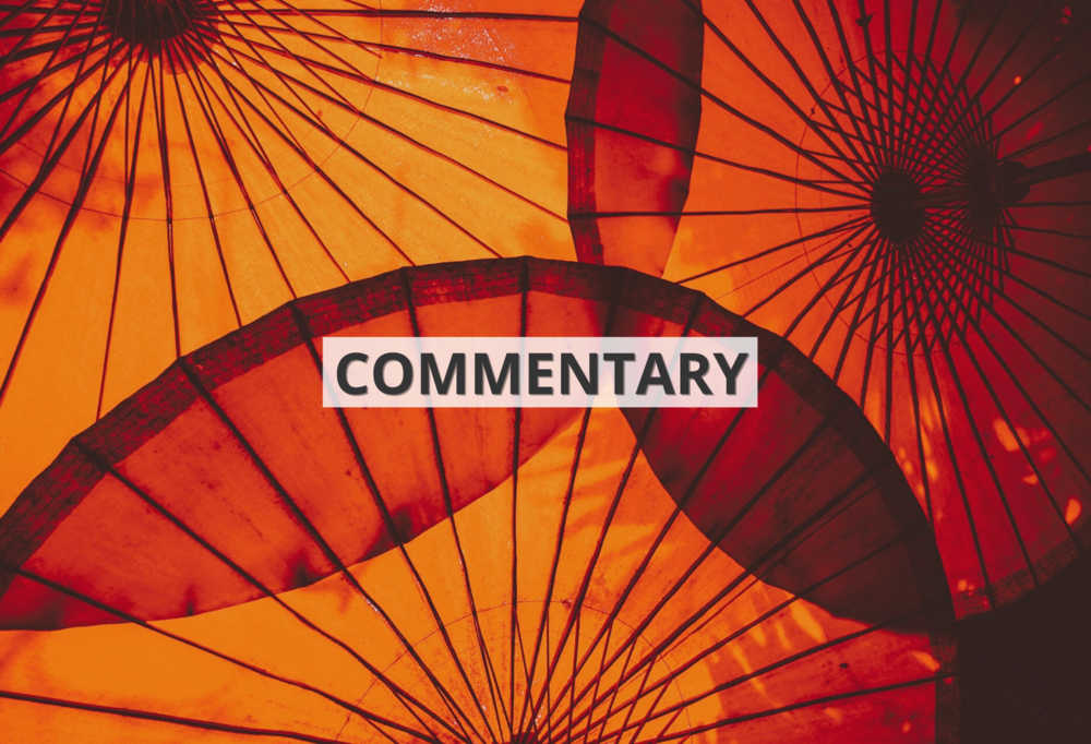 Czerwone parasolki we wschodnioazjatyckim stylu z napisem ‘commentary’/ Red umbrellas in East Asian style with the inscription 'commentary'