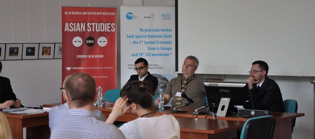 Trzech prelegentów prezentuje wyniki swoich badań podczas konferencji naukowej LEAM 2014 w sali rady wydziału na Wydziale Studiów Międzynarodowych i politologicznych Uniwersytetu Łódzkiego/Three speakers present the results of their research during the LEAM 2014 scientific conference in the faculty council room at the Faculty of International and Political Studies at the University of Lodz