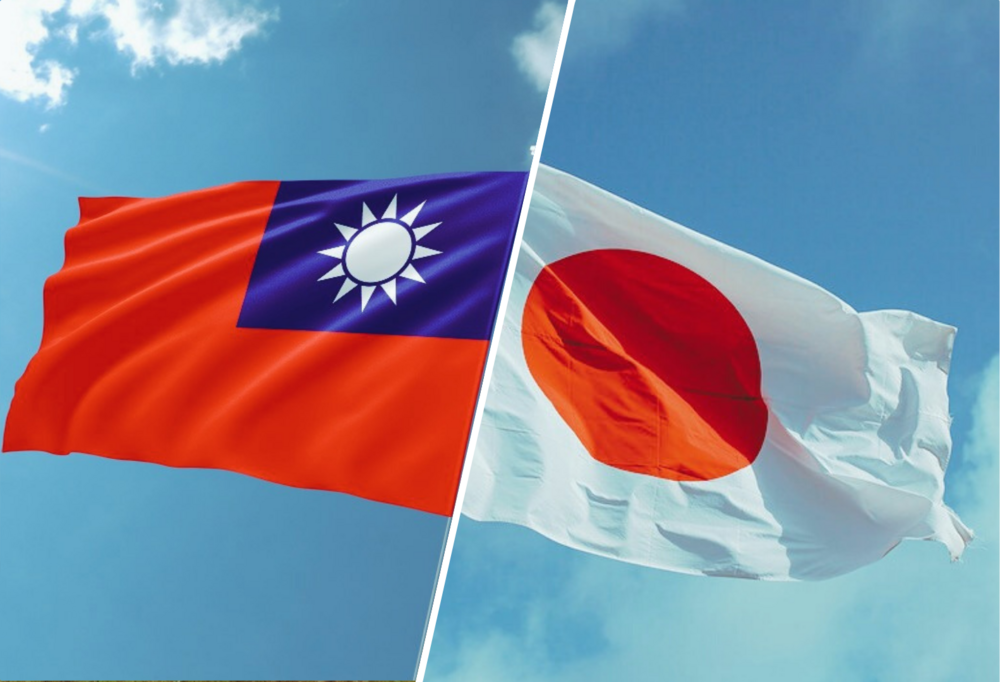 Po lewej stronie powiewająca flaga Tajwanu, a po prawej stronie powiewająca flaga Japonii/On the left side, the waving flag of the Taiwan, and on the right side, the waving flag of Japan 