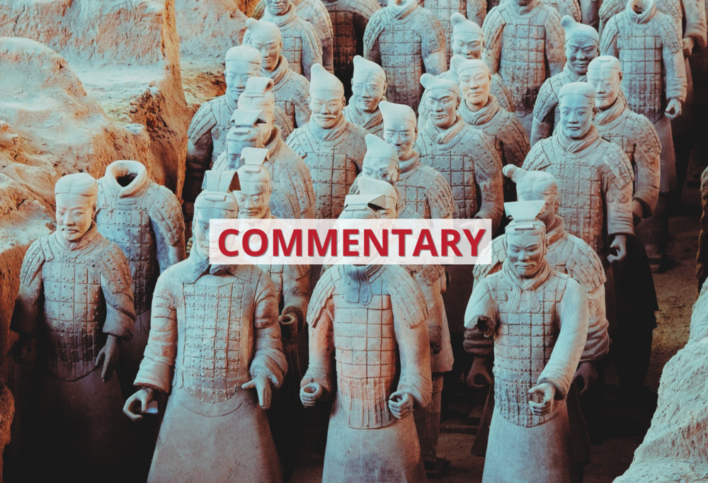 Wschodnioazjatyckie teraktotowe posągi żołnierzy z napisem ‘commentary’ / East Asian terracotta statues of soldiers with the inscription 'commentary'