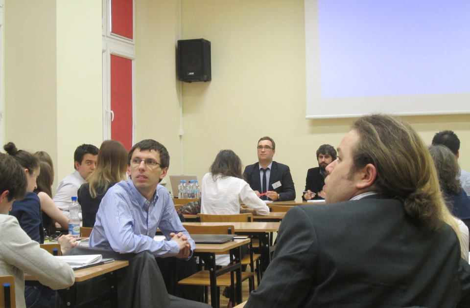 Grupa osób słucha osoby zadającej pytanie podczas konferencji naukowej LEAM 2016 na Wydziale Studiów Międzynarodowych i Politologicznych Uniwersytetu Łódzkiego/A group of people listens to the person asking a question during the LEAM 2016 scientific conference at the Faculty of International and Political Studies at the University of Lodz
