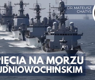 Po lewej stronie zdjęcie konwoju statków marynarki wojennej oraz biały napis "Napięcia na Morzu Południowochińskim", a w prawym górnym rogu zdjęcie analityka Ośrodka Spraw Azjatyckich/On the left there is a photo of a convoy of navy ships and the white inscription "Tensions in the South China Sea", and in the upper right corner there is a photo of an analyst from the Centre for Asian Affairs