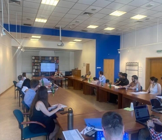 Grupa osób słucha wykładu podczas konferencji naukowej LEAM 2022 w sali rady wydziału na Wydziale Studiów Międzynarodowych i politologicznych Uniwersytetu Łódzkiego/A group of people listens to a lecture during the LEAM 2022 scientific conference in the faculty council room at the Faculty of International and Political Studies at the University of Lodz