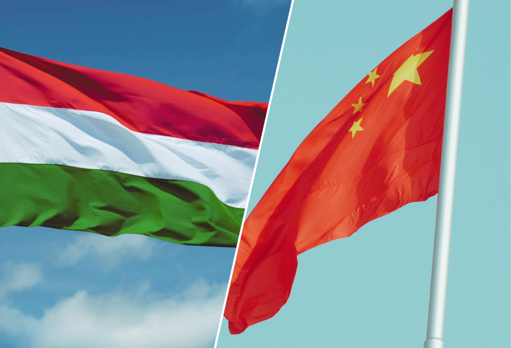 Po lewej stronie flaga Węgier, a po prawej stronie flaga Chin/A flag of Hungary on the left and the flag of China on the right