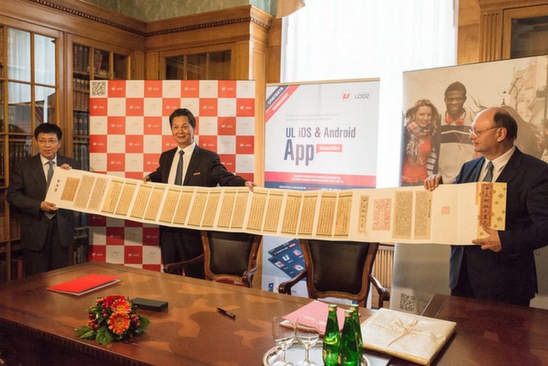Przedstawiciele uniwersytetu chińskiego i Uniwersytetu Łódzkiego na spotkaniu w pałacu Biedermanna/Representatives of the Chinese University and the University of Lodz at a meeting at the Biedermann Palace