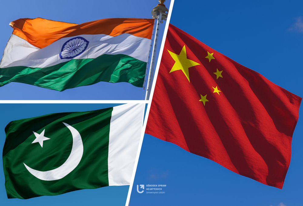 W lewym górnym rogu flaga Indii, w lewym dolnym rogu flaga Pakistanu, a po prawej stronie flaga Chin