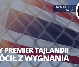 Na tle flagi Tajlandii napis "Były premier Tajlandii wrócił z wygnania", a w prawym górnym rogu zdjęcie dr Mateusza Chatysa/Against the background of the Thai flag, the inscription "The former Prime Minister of Thailand has returned from exile" and in the upper right corner a photo of Dr. Mateusz Chatys