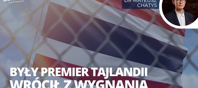 Na tle flagi Tajlandii napis "Były premier Tajlandii wrócił z wygnania", a w prawym górnym rogu zdjęcie dr Mateusza Chatysa/Against the background of the Thai flag, the inscription "The former Prime Minister of Thailand has returned from exile" and in the upper right corner a photo of Dr. Mateusz Chatys