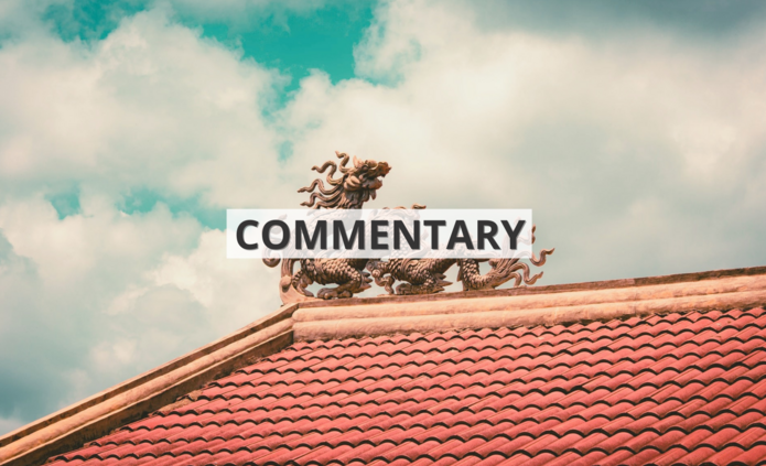 Czerwony dach w rzeźbą smoka na szczycie we wschodnioazjatyckim stylu z napisem ‘commentary’ / Red roof with a dragon sculpture on the top in East Asian style with the inscription 'commentary'