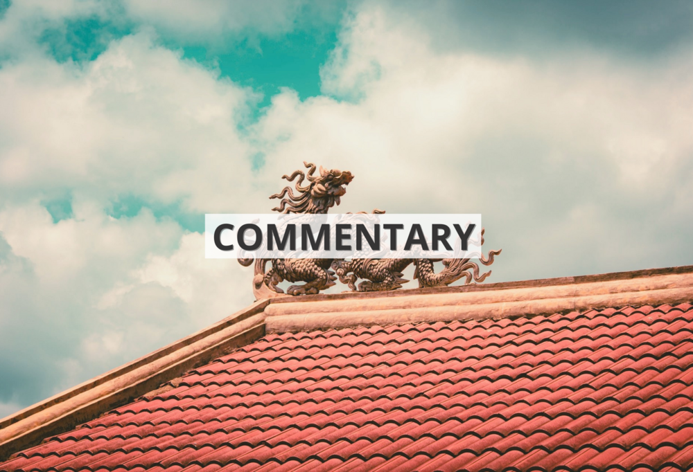 Czerwony dach w rzeźbą smoka na szczycie we wschodnioazjatyckim stylu z napisem ‘commentary’ / Red roof with a dragon sculpture on the top in East Asian style with the inscription 'commentary'