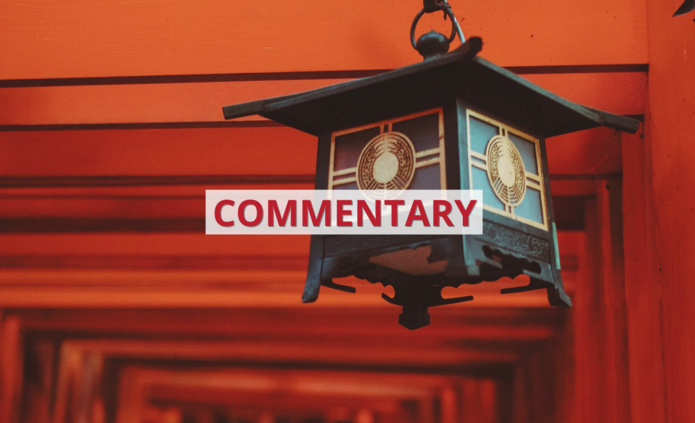 Wschodnioazjatycka latarnia wisząca na czerwonym tle z napisem ‘commentary’/ East Asian lantern hanging on a red background with the inscription 'commentary'