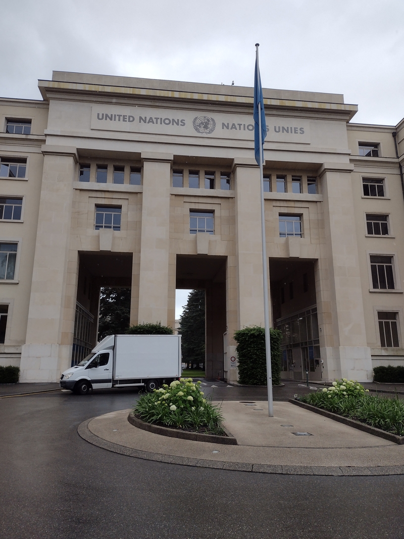 Wejście do budynku ONZ w Genewie/Entrance to the UN building in Geneva