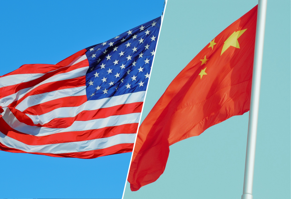 Po lewej stronie flaga Stanów Zjednoczonych, a po prawej stronie flaga Chin/The flag of the United States on the left and the flag of China on the right