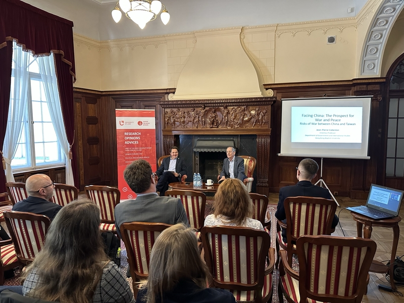 Two speakers during a seminar in the fireplace room of the Bidermann Palace