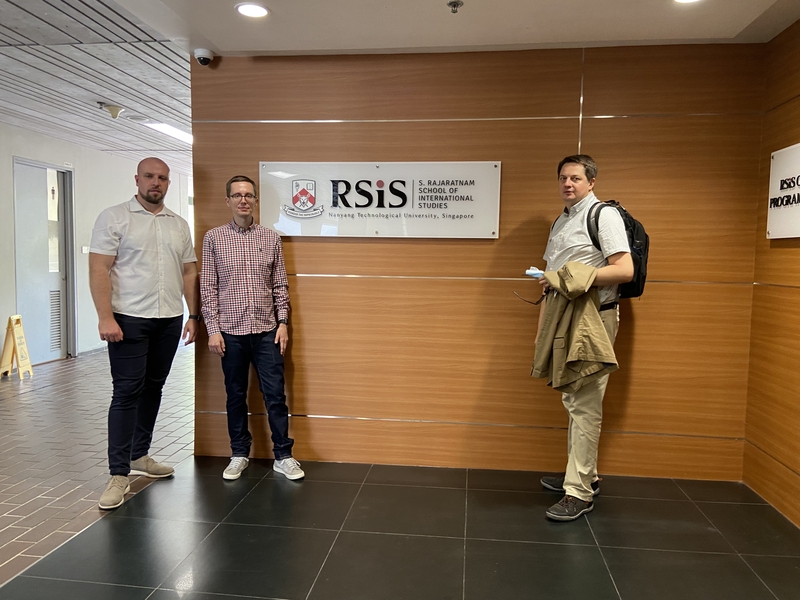 Trzech członków zespołu ośrodka przed siedzibą RSIS w Singapurze/Three members of the centre in front of RSIS Singapore headquarters