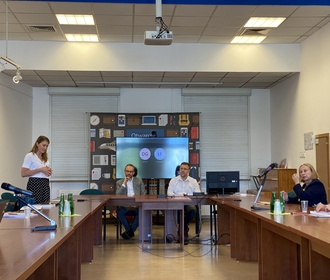 Grupa osób słucha wykładu podczas konferencji naukowej LEAM 2022 w sali rady wydziału na Wydziale Studiów Międzynarodowych i politologicznych Uniwersytetu Łódzkiego/A group of people listens to a lecture during the LEAM 2022 scientific conference in the faculty council room at the Faculty of International and Political Studies at the University of Lodz