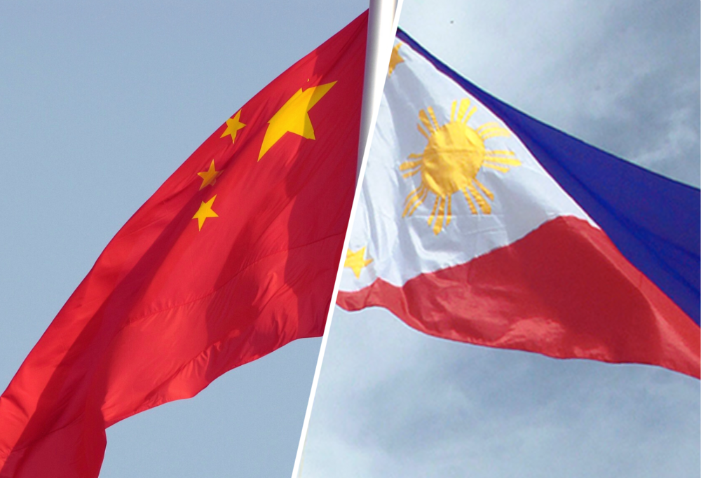 Po lewej stronie flaga Chin, a po prawej stronie flaga Filipin/On the left is the flag of China, and on the right is the flag of the Philippines