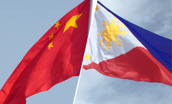 Po lewej stronie flaga Chin, a po prawej stronie flaga Filipin/On the left is the flag of China, and on the right is the flag of the Philippines