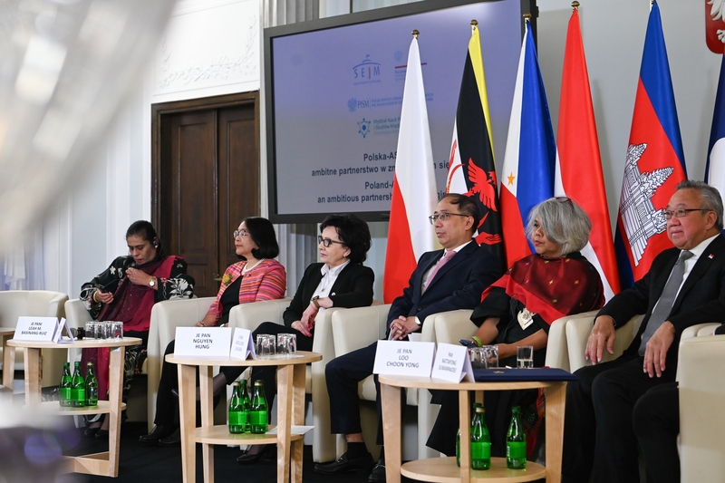 Marszałek polskiego sejmu w towarzystwie ambasadorów państw członkowskich ASEAN/Marshal of the Polish Sejm accompanied by ambassadors of ASEAN member states