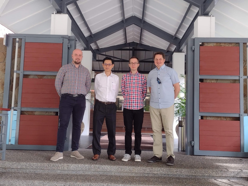 Trzech członków zespołu ośrodka razem z singapurskim naukowcem przed wejściem do ISEAS w Singapurze/Three members of the center's team together with a Singaporean scientist before joining ISEAS in Singapore