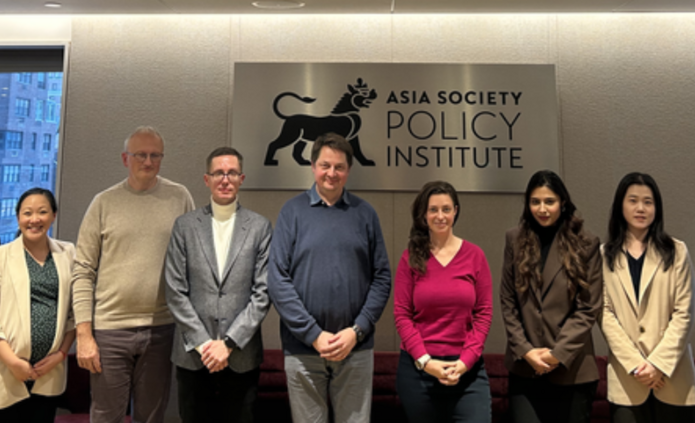 [Translate to English:] Photo of the research team and members of Asia Society