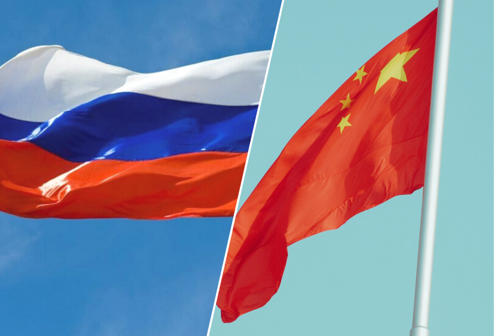 Po lewej stronie flaga Rosji, a po prawej stronie flaga Chin/The flag of Russia on the left and the flag of China on the right
