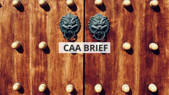 Czerwone drzwi z klamkami w kształcie smoka we wschodnioazjatyckim stylu z napisem ‘CAA Brief’ / Red doors with dragon-shaped handles in East Asian style with the inscription ‘CAA Brief’ in English