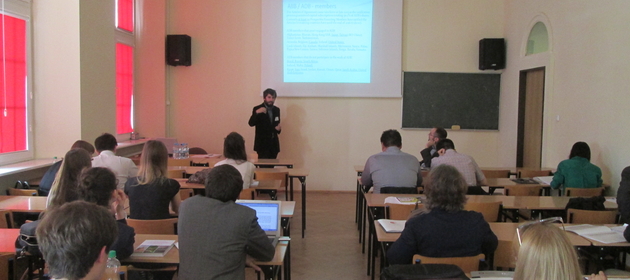 Grupa osób słucha wykładu podczas konferencji naukowej LEAM 2016 na Wydziale Studiów Międzynarodowych i Politologicznych Uniwersytetu Łódzkiego/A group of people listens to a lecture during the LEAM 2016 scientific conference at the Faculty of International and Political Studies at the University of Lodz