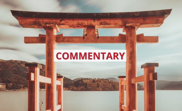 Czerwona brama Torii na tle morza z napisem ‘commentary’/The red gate of the Torii against the background of the sea with the inscription 'commentary'