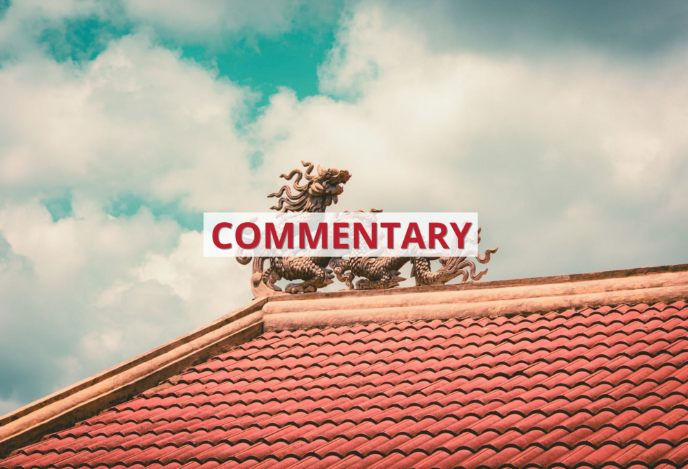 Czerwony dach w rzeźbą smoka na szczycie we wschodnioazjatyckim stylu z napisem ‘commentary’ / Red roof with a dragon sculpture on the top in East Asian style with the inscription 'commentary'