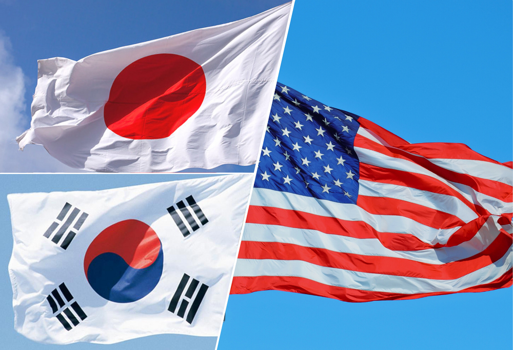 W lewym górnym rogu flaga Japonii, w lewym dolnym rogu flaga Korei Południowej, a po prawej stronie flaga Stanów Zjednoczonych/In the upper left corner the flag of Japan, in the lower left corner the South Korean flag and on the right the flag of the United States