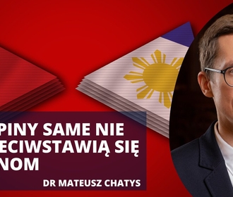 Po lewej stronie flagi Chin oraz Filipin z tytułem podcastu "Filipiny same nie przeciwstawią się Chinom", a po prawej stronie zdjęcie uczestnika podcastu/On the left, the flags of China and the Philippines with the title of the podcast "Philippines will not stand up to China alone", and on the right, a photo of a podcast participant