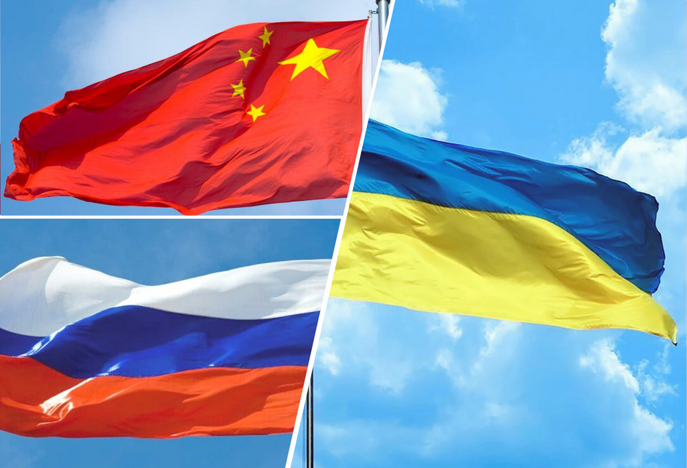 W lewym górnym rogu flaga Chin, w lewym dolnym rogu flaga Rosja, po prawej stronie flaga Ukrainy/In the upper left corner the Chinese flag, in the lower left corner the Russia flag, on the right the Ukrainian flag