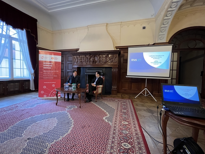 Dwóch prelegentów podczas seminarium w sali kominkowej pałacu Bidermanna/Two speakers during a seminar in the fireplace room of the Bidermann Palace