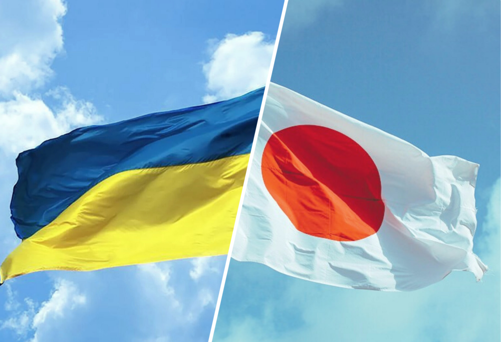 Po lewej stronie flaga Ukrainy, a po lewej stronie flaga Japonii/The flag of Ukraine on the left and the flag of Japan on the left