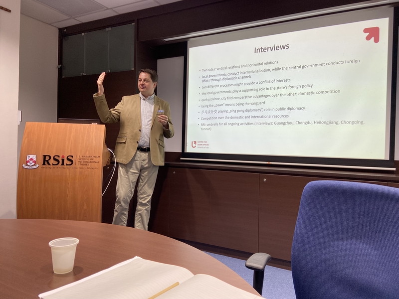 Kierownik ośrodka podczas seminarium w RSIS w Singapurze/Center manager during a seminar at the RSIS in Singapore