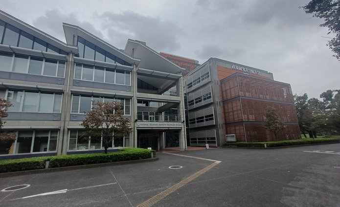 Wejście do budynku uniwersytecki w Japonii z dużymi oknami 