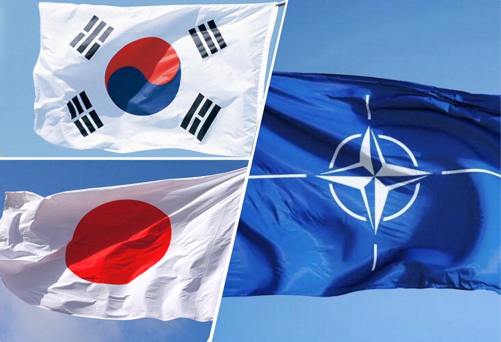 W lewym górnym rogu flaga Korei Południowej, w lewym dolnym rogu flaga Japonii, a po prawej stronie flaga NATO/The flag of South Korea in the upper left corner, the flag of Japan in the lower left corner and the NATO flag on the right
