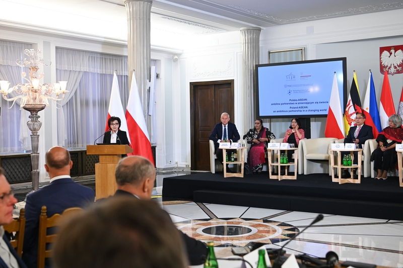Marszałek polskiego sejmu w towarzystwie ambasadorów państw członkowskich ASEAN/Marshal of the Polish Sejm accompanied by ambassadors of ASEAN member states
