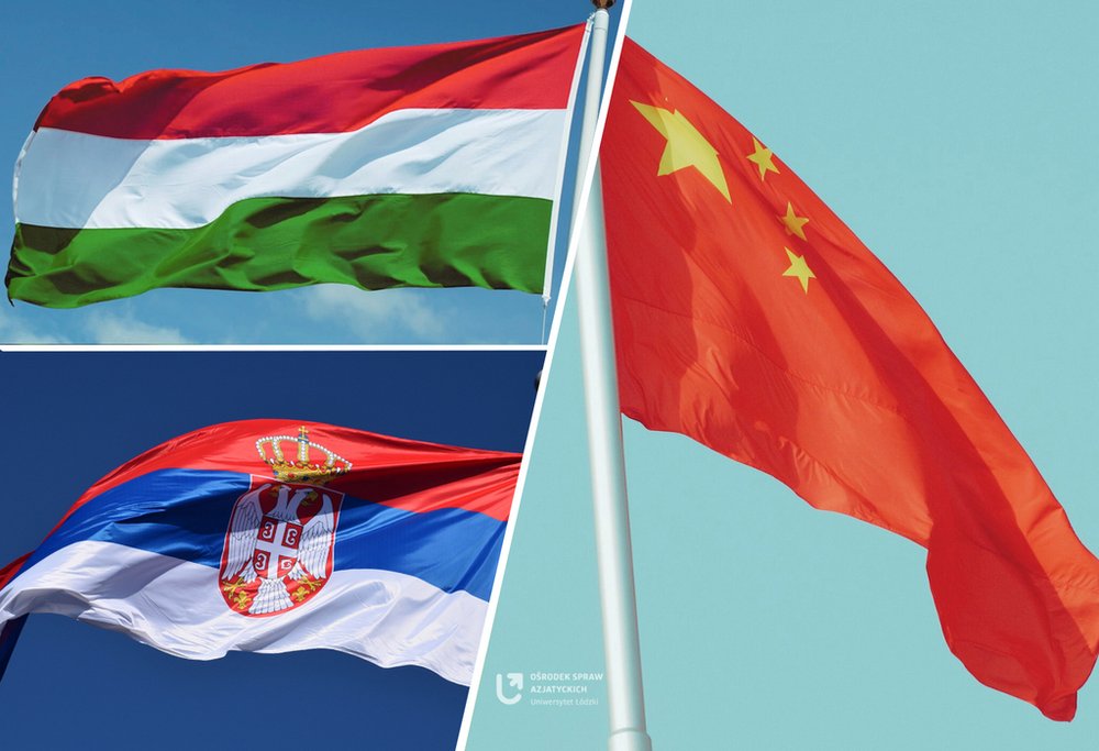 W lewym górnym rogu flaga Węgier, w lewym dolnym rogu flaga Serbii, a po prawej stronie flaga Chin