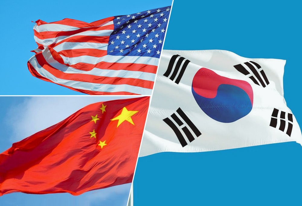 W lewym górnym rogu flaga USA, w lewym dolnym rogu flacha Chin, po prawej stronie flaga Korei Południowej/In the upper left corner the flag of the United States, in the lower left corner the flag of China, on the right side the flag of South Korea