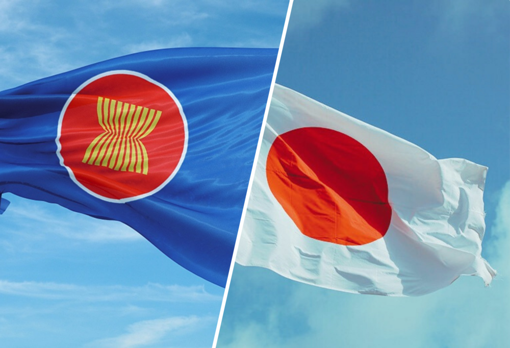 Po lewej stronie Flaga ASEAN, a po prawej stronie flaga Japonii